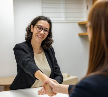 Personne au travail qui souri