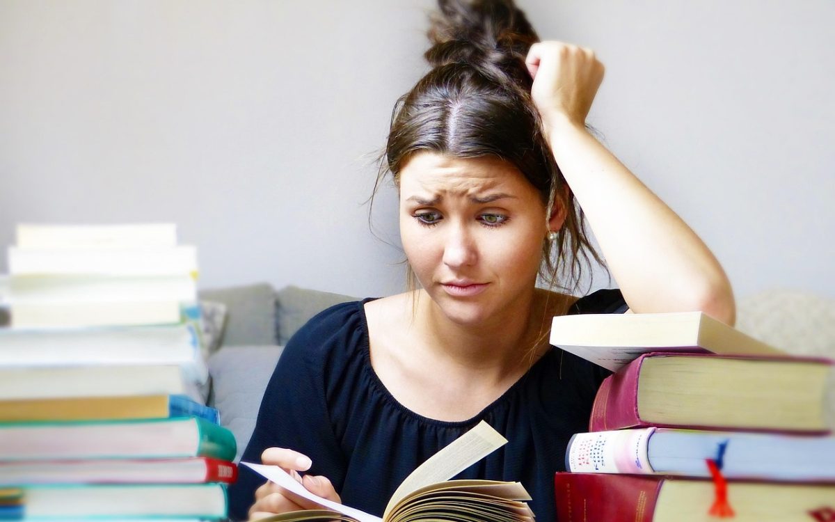 Une jeune fille qui a de la difficulté à étudier.