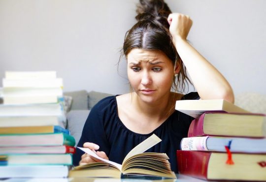 Une jeune fille qui a de la difficulté à étudier.