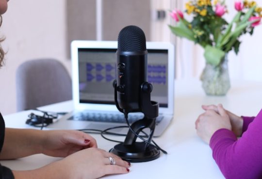 Personne qui parlent à un micro