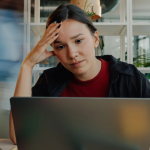 Personne découragée devant son ordinateur