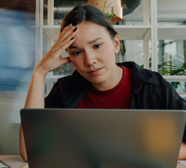 Personne découragée devant son ordinateur