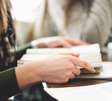 Personne qui regarde un livre
