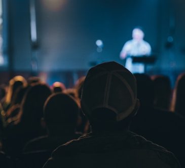 Personne qui parle devant une audience