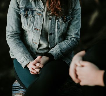 Deux personnes en entrevues.