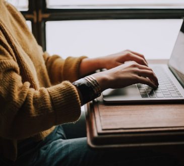 Personne devant son ordinateur