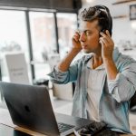 Personne qui s'apprête à regarder une formation en ligne.