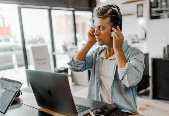 Personne qui s'apprête à regarder une formation en ligne.