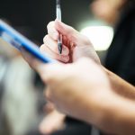 Quelqu'un prend des notes