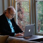 Personne âgée qui travaille à l'ordinateur