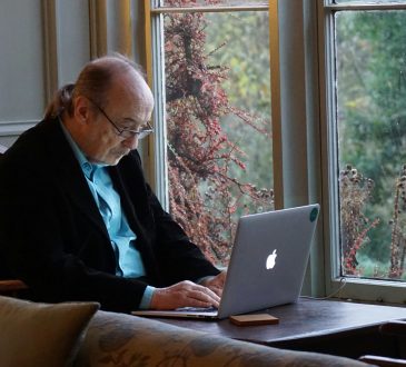 Personne âgée qui travaille à l'ordinateur