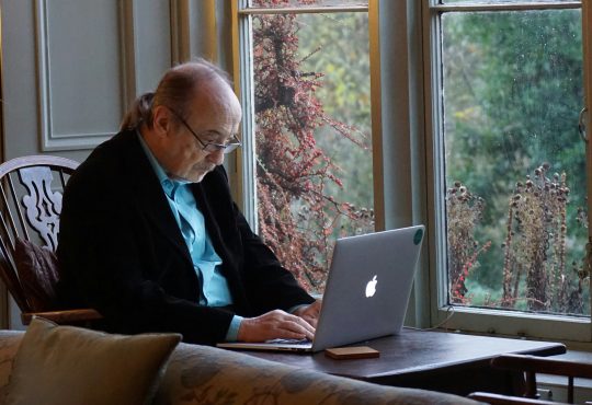 Personne âgée qui travaille à l'ordinateur