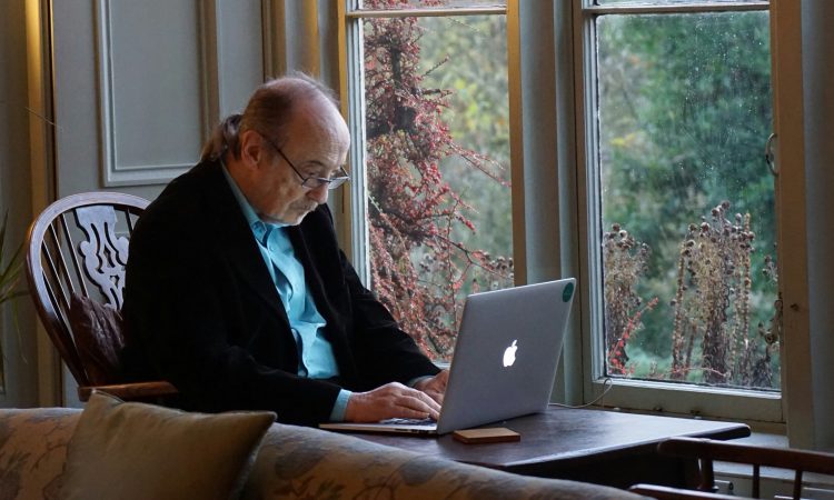 Personne âgée qui travaille à l'ordinateur