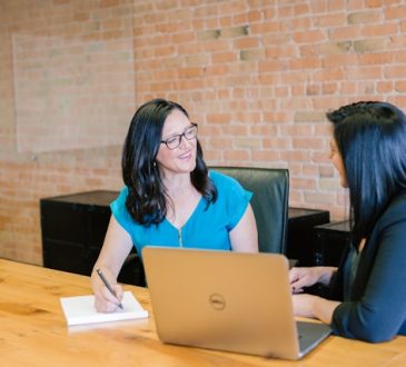 Une personne qui offre des conseils